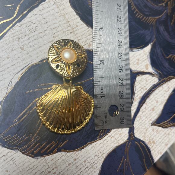 Vintage Large Runway 80s AVON Pearl and Gold Shell Mermaid Beach Earrings D2 - Picture 6 of 8
